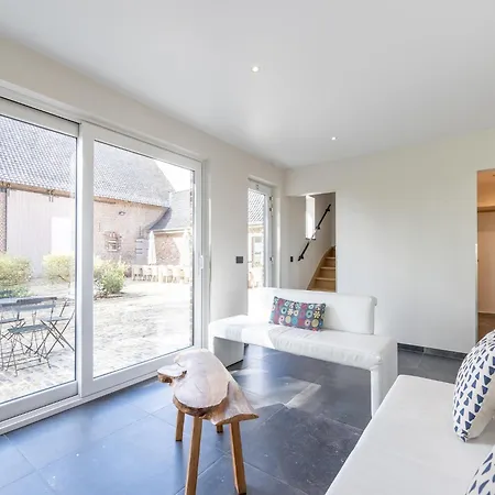 Spacious With Pond In Poperinge Casa vacanze Roesbrugge-Haringe