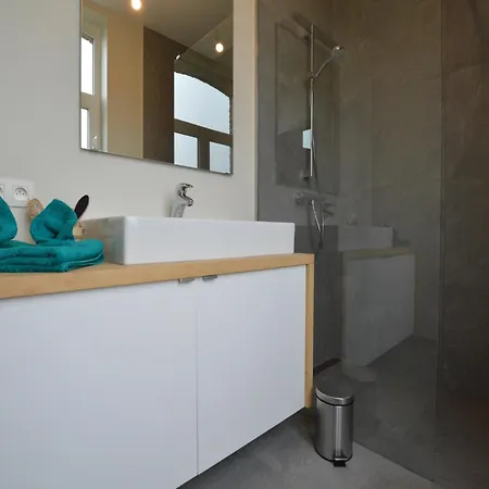 Casa vacanze Spacious With Pond In Poperinge *