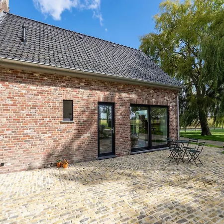 Spacious With Pond In Poperinge Casa vacanze Roesbrugge-Haringe